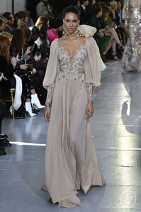 elie-saab-css20-0018-87b2ab.thumb.jpg.d3e2697d5104aa556878b1f8d024e37e.jpg