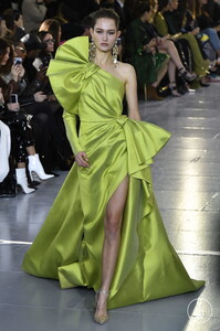 elie-saab-css20-0041-3902bb.thumb.jpg.fa81a6fec73f2f699ad6cc3edae8a8e0.jpg