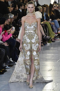 elie-saab-css20-0057-bbc29d.thumb.jpg.f687f970c5dbfb3949e4ce74c6262cc3.jpg