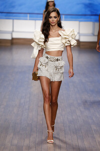 elisabetta-franchi-rtw-spring-2020-milan-mt-002.thumb.jpg.74232dd21d5e264954916fe330e3246c.jpg
