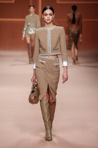 elisabetta_franchi_rtw_fall_2020_runway_mt_027.thumb.jpg.3f43249941670bf204a47772cc38fc2e.jpg