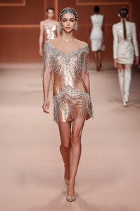 elisabetta_franchi_rtw_fall_2020_runway_mt_062.thumb.jpg.1362210bd77bd20c9060c9491f334f88.jpg