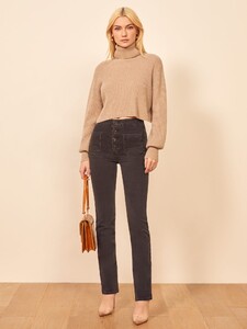 elsie-straight-leg-jean-mojave-3.thumb.jpg.d84077162f2596cc9b1da78ae7b99c1a.jpg
