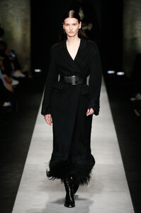 ermanno-scervino-rtw-fall-2020-ars-008.thumb.jpg.58662aa69f9c2a399cce40d3a9b44a90.jpg
