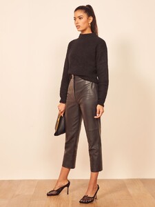 finn-sweater-black-4.thumb.jpg.3e5b0e766cb55c7908b8010a95b105dc.jpg