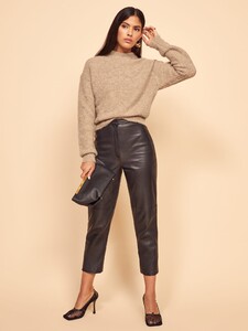 finn-sweater-oatmeal-1.thumb.jpg.d8425f7cc3f82fb3cfb618a61244da76.jpg