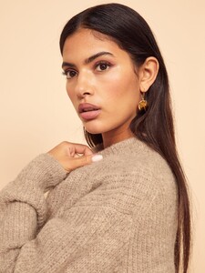 finn-sweater-oatmeal-2.thumb.jpg.947d3d3b26eb6b280b11d6728407880b.jpg