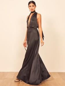 gauche-dress-black-3.thumb.jpg.2ef85282d0103e70d611683be8da22b0.jpg