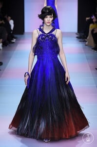 giorgio-armani-prive-css20-0054-73d173.thumb.jpg.1a2d29a1d0a290d59b18778e99c201f3.jpg