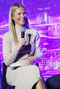 gwyneth-paltrow-host-panel-discussion-with-dr.-erel-margalit-in-ny-10.jpg