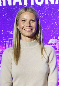 gwyneth-paltrow-host-panel-discussion-with-dr.-erel-margalit-in-ny-11.jpg