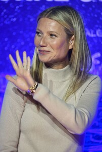 gwyneth-paltrow-host-panel-discussion-with-dr.-erel-margalit-in-ny-3.jpg