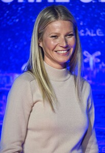 gwyneth-paltrow-host-panel-discussion-with-dr.-erel-margalit-in-ny-4.jpg