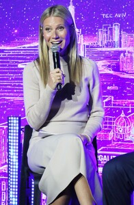 gwyneth-paltrow-host-panel-discussion-with-dr.-erel-margalit-in-ny-9.jpg