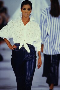 isaac-mizrahi-ss-1993.thumb.jpg.d24e69bbd357bf26e90c1b25b39b80fd.jpg