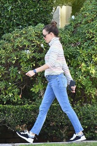 jennifer-garner-out-in-brentwood-02-26-2020-0.jpg