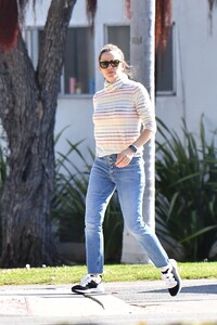 jennifer-garner-out-in-brentwood-02-26-2020-1.jpg