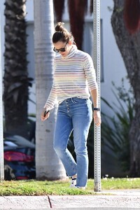 jennifer-garner-out-in-brentwood-02-26-2020-2.jpg