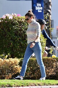 jennifer-garner-out-in-brentwood-02-26-2020-3.jpg