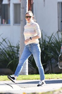 jennifer-garner-out-in-brentwood-02-26-2020-6.jpg