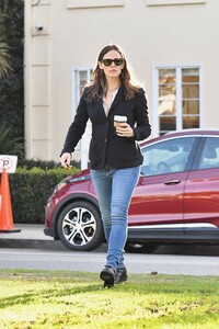 jennifer-garner-picking-up-coffee-in-brentwood-02-05-2020-2.jpg