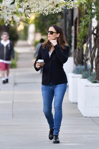 jennifer-garner-picking-up-coffee-in-brentwood-02-05-2020-3.jpg