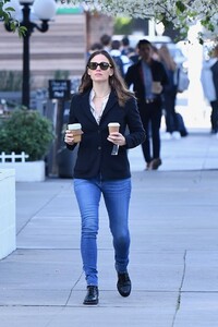 jennifer-garner-picking-up-coffee-in-brentwood-02-05-2020-4.jpg