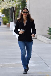 jennifer-garner-picking-up-coffee-in-brentwood-02-05-2020-5.jpg