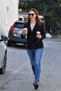 jennifer-garner-picking-up-coffee-in-brentwood-02-05-2020-7.jpg