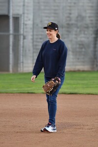 jennifer-garner-playing-baseball-with-her-son-in-la-02-25-2020-1.jpg