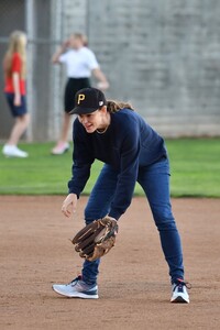 jennifer-garner-playing-baseball-with-her-son-in-la-02-25-2020-10.jpg