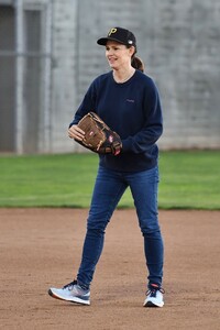 jennifer-garner-playing-baseball-with-her-son-in-la-02-25-2020-11.jpg