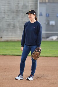 jennifer-garner-playing-baseball-with-her-son-in-la-02-25-2020-12.jpg