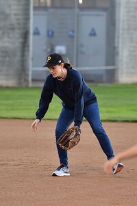 jennifer-garner-playing-baseball-with-her-son-in-la-02-25-2020-2.jpg