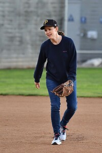 jennifer-garner-playing-baseball-with-her-son-in-la-02-25-2020-3.jpg