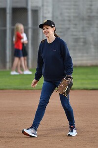 jennifer-garner-playing-baseball-with-her-son-in-la-02-25-2020-4.jpg