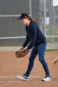 jennifer-garner-playing-baseball-with-her-son-in-la-02-25-2020-5.jpg