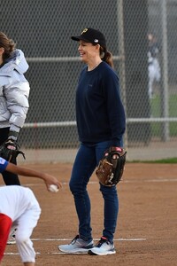 jennifer-garner-playing-baseball-with-her-son-in-la-02-25-2020-6.jpg