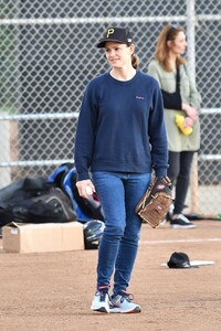 jennifer-garner-playing-baseball-with-her-son-in-la-02-25-2020-7.jpg