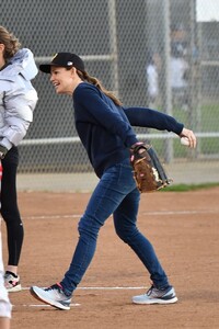 jennifer-garner-playing-baseball-with-her-son-in-la-02-25-2020-8.jpg