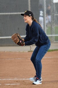 jennifer-garner-playing-baseball-with-her-son-in-la-02-25-2020-9.jpg