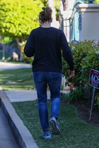 jennifer-garner-surveying-construction-on-a-property-in-brentwood-02-24-2020-0.jpg