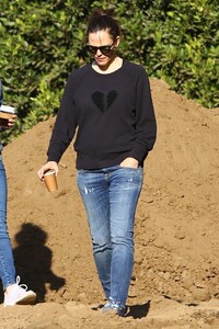 jennifer-garner-surveying-construction-on-a-property-in-brentwood-02-24-2020-3.jpg