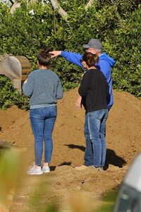 jennifer-garner-surveying-construction-on-a-property-in-brentwood-02-24-2020-8.jpg