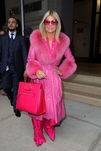 jessica-simpson-in-pink-ensemble-new-york-city-02-04-2020-10.jpg