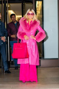 jessica-simpson-in-pink-ensemble-new-york-city-02-04-2020-9.jpg