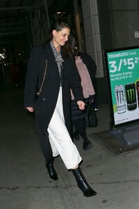 katie-holmes-heads-to-a-manhattan-office-building-in-nyc-02-03-2020-3.jpg