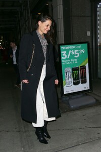 katie-holmes-heads-to-a-manhattan-office-building-in-nyc-02-03-2020-4.jpg