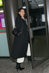 katie-holmes-heads-to-a-manhattan-office-building-in-nyc-02-03-2020-5.jpg