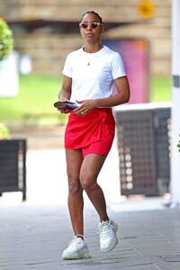 kelly-rowland-street-style-shopping-in-sydney-02-26-2020-8.jpg